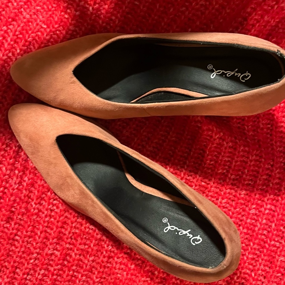 Block heel pumps